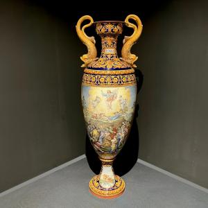 Vaso monumentale con dipinto raffigurante
